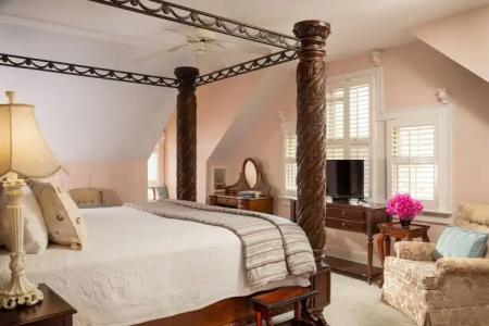 White Doe Inn Bed & Breakfast - 9