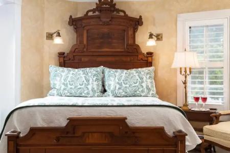 White Doe Inn Bed & Breakfast - 11