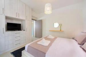 Greatland Villas, Gennadi