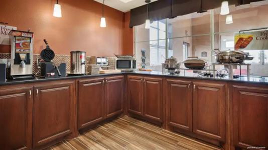 Best Western Plus Lubbock Windsor Inn - 17