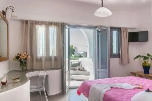 Aspronisi Luxury Villa with Caldera View, Megalokhori