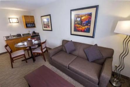 Best Western Plus Pembina Inn & Suites - 3