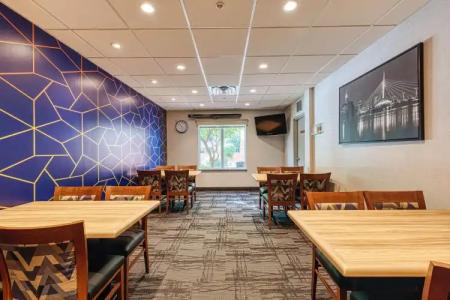 Best Western Plus Pembina Inn & Suites - 20