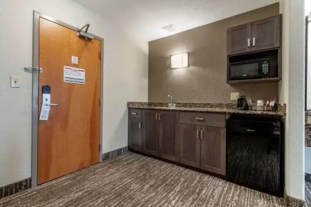 Best Western Plus Pembina Inn & Suites - 36