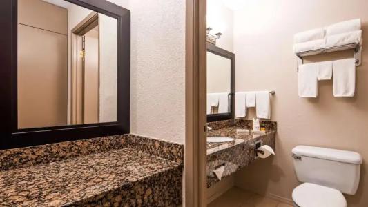 Best Western Plus Pembina Inn & Suites - 9