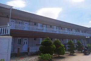 House Michalis, Sarti