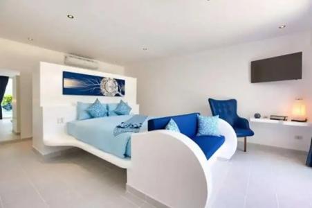 La Perle Luxury Boutique - 26
