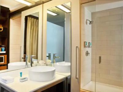 Aloft Boston Seaport District - 8