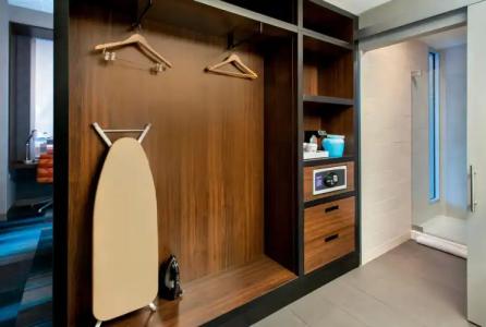 Aloft Boston Seaport District - 3