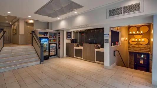 Best Western Plus Milwaukee West - 15