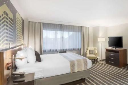 Best Western Plus Milwaukee West - 54