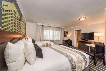 Best Western Plus Milwaukee West - 2