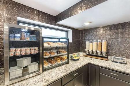 Best Western Plus Milwaukee West - 11