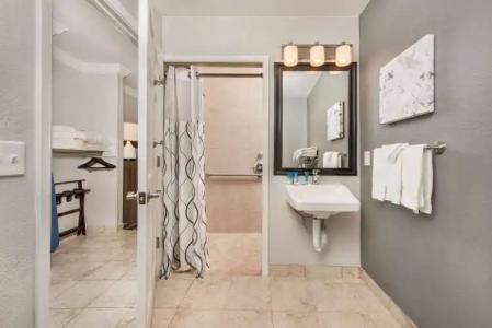 Best Western Plus Milwaukee West - 8