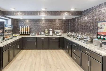 Best Western Plus Milwaukee West - 10