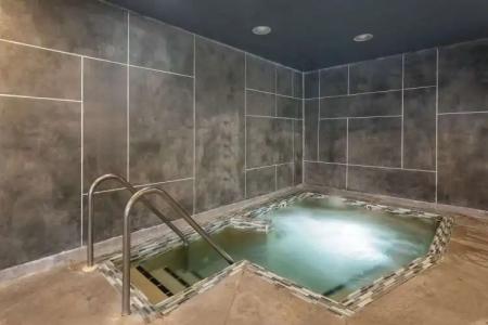 Best Western Plus Milwaukee West - 18