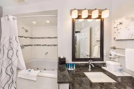 Best Western Plus Milwaukee West - 9