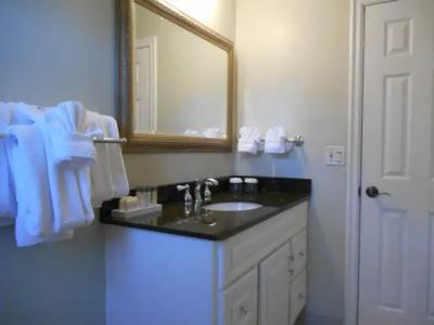 Carmel Bay View Inn - 9