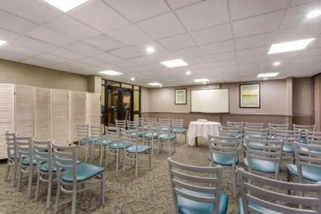 Ramada Plaza by Wyndham Virginia Beach - 20