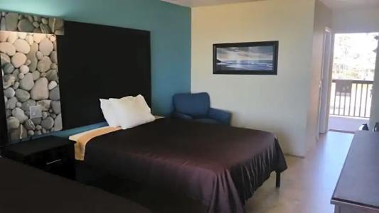 Driftwood Beach Motel - 25