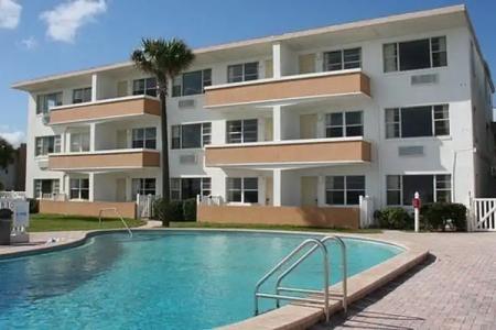 Driftwood Beach Motel - 10