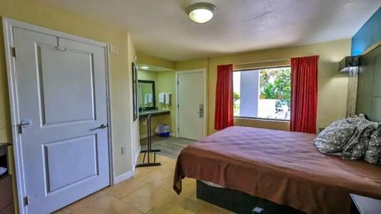 Driftwood Beach Motel - 32