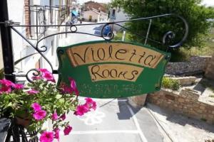 Violetta Rooms, Koroni