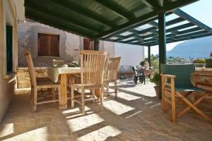 Alexandros Pension, Delphi