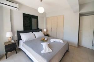 Pearl Mansions, Nikiana