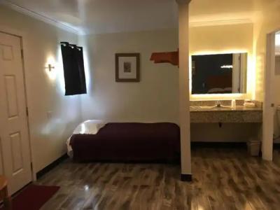 Lincoln Park Motel - 101