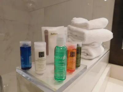 Radisson & Conference Center Calgary Airport East - 69