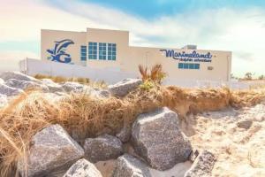 Crescent Beach - Hotels