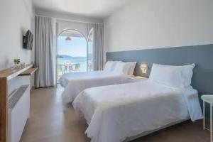 Nelly's Apartments, Tolo