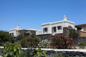 Diles & Rinies, Tinos Town