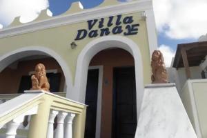 Danae Villa, Fira