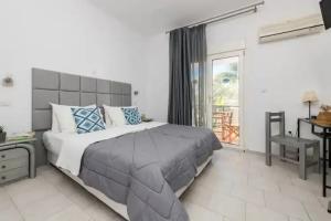 Garden Studios, Limenas