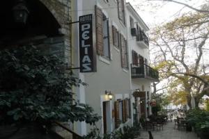Pelias Hotel, Portaria
