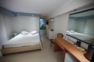 Thomas Beach Hotel, Nea Makri