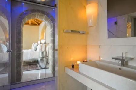 Moni Emvasis Luxury Suites - 80