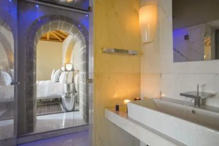 Moni Emvasis Luxury Suites - 93