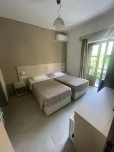 The Schoolmistress With The Golden Eyes, studios & rooms - 16