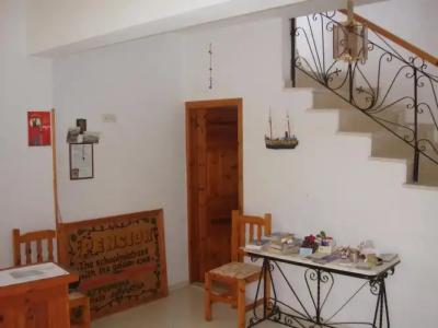 The Schoolmistress With The Golden Eyes, studios & rooms - 11