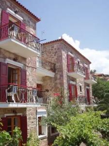 The Schoolmistress With The Golden Eyes, studios & rooms - 3