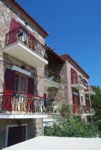 The Schoolmistress With The Golden Eyes, studios & rooms - 14