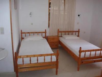 The Schoolmistress With The Golden Eyes, studios & rooms - 19