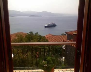 The Schoolmistress With The Golden Eyes, studios & rooms - 12