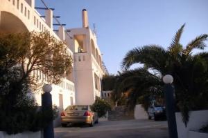 Hotel Kamari, Mirteai