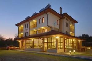 Kamilite Family Hotel, Khisarya