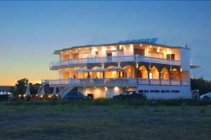Esperanza Hotel, Kanali