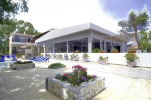 Two Brothers Studios & Apts, Kalamakion